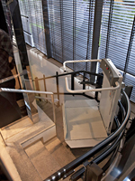 Plataforma salvaescaleras curva modelo Slim de Vertitec