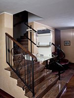 Plataforma salvaescaleras curva modelo Slim de Vertitec