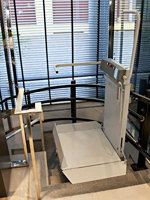 Plataforma salvaescaleras curva modelo Slim de Vertitec