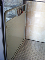 Plataforma salvaescaleras vertical modelo A28 instalada en una comunidad de vecinos de Barcelona.