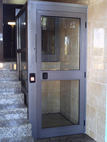 Plataforma salvaescaleras vertical modelo A28 instalada en una comunidad de vecinos de Barcelona.