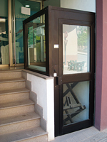 Plataforma salvaescaleras vertical modelo A28 instalada en una cafetera de Castelln.