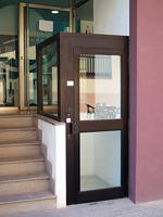 Plataforma salvaescaleras vertical modelo A28 instalada en una cafetera de Castelln.