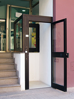 Plataforma salvaescaleras vertical modelo A28 instalada en una cafetera de Castelln.