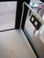 Plataforma salvaescaleras vertical modelo A28 instalada en una cafetera de Castelln.