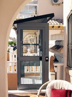 Plataforma salvaescaleras vertical modelo A28 instalada en una casa particular en Orihuela (Alicante)