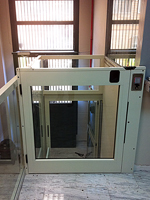 Plataforma salvaescaleras vertical modelo A28 instalada en unas oficinas de telefnica en Alicante.