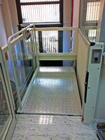 Plataforma salvaescaleras vertical modelo A28 instalada en unas oficinas de telefnica en Alicante.