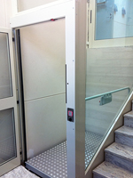 Plataforma salvaescaleras vertical modelo A28 instalada en unas oficinas de telefnica en Alicante.