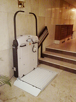 Plataforma salvaescaleras modelo V64 instalada en un centro odontolgico de Aranjuez