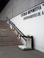 Plataforma salvaescaleras recta modelo V64 instalada en un polideportivo en Arganda del Rey (Madrid)