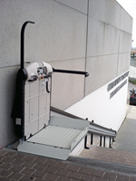 Plataforma salvaescaleras recta modelo V64 instalada en un polideportivo en Arganda del Rey (Madrid)