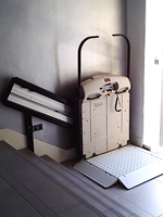 Plataforma salvaescaleras recta V64 instalada en el Ayuntamiento de Pedreguer