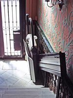 Plataforma salvaescaleras recta modelo V64 instalada en una comunidad de vecinos en Barcelona