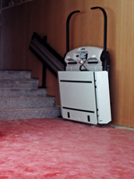 Plataforma salvaescaleras recta modelo V64 instalada en una comunidad de vecinos en Barcelona