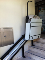 Plataforma salvaescaleras recta modelo V64 instalada en un banco BBVA en Barcelona