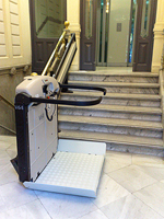 Plataforma salvaescaleras recta modelo V64 instalada en una comunidad de vecinos en Castelln