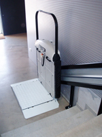 Plataforma salvaescaleras recta modelo V64 instalada en una clnica en Valencia