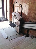 Plataforma salvaescaleras recta modelo V64 instalada en una comunidad de vecinos en Gandia (Valencia)