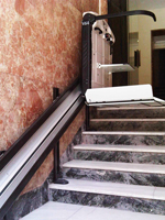 Plataforma salvaescaleras recta modelo V64 instalada en una comunidad de vecinos en Gandia (Valencia)