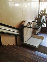 Plataforma salvaescaleras recta modelo V64 instalada en una comunidad de vecinos en Madrid capital