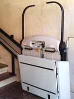 Plataforma salvaescaleras recta modelo V64 instalada en una comunidad de vecinos en Madrid capital