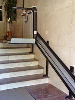 Plataforma salvaescaleras recta modelo V64 instalada en una comunidad de vecinos en Madrid capital