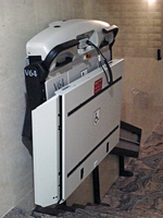 Plataforma salvaescaleras recta modelo V64 instalada en una comunidad de vecinos en Madrid capital