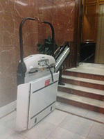 Plataforma salvaescaleras recta modelo V64 instalada en una comunidad de vecinos en Madrid capital