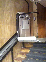 Plataforma salvaescaleras recta modelo V64 instalada en una comunidad de vecinos en Madrid capital