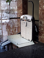 Plataforma salvaescaleras recta modelo V64 instalada en una comunidad de vecinos en Madrid capital