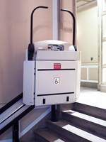 Plataforma salvaescaleras recta modelo V64 instalada en una comunidad de vecinos en Manzanares (Madrid)