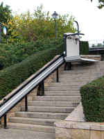 Plataforma salvaescaleras recta modelo V64 instalada en el parque de atraccines Portaventura en Tarragona