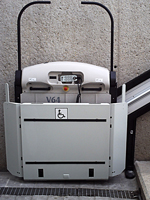 Plataforma salvaescaleras recta modelo V64 instalada en el colegio Cambridge de Rocafort (Valencia)