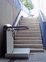 Plataforma salvaescaleras recta modelo V64 instalada en el colegio Cambridge de Rocafort (Valencia)