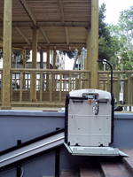 Plataforma salvaescaleras recta modelo V64 instalada en un restaurante de Salou (Tarragona)