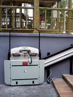 Plataforma salvaescaleras recta modelo V64 instalada en un restaurante de Salou (Tarragona)