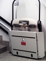 Plataforma salvaescaleras recta modelo V64 instalada en la Universidad de Valencia