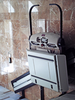 Plataforma salvaescaleras recta modelo V64 instalada en una comunidad de vecinos en Valencia