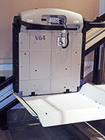 Plataforma salvaescaleras recta modelo V64 instalada en una comunidad de vecinos en Valencia