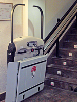 Plataforma salvaescaleras recta modelo V64 instalada en un restaurante de Valencia