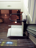 Plataforma salvaescaleras recta modelo V64 instalada en un hotel de Valencia
