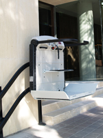 Plataforma salvaescaleras modelo V65 instalada en una tienda de ropa en Alicante