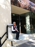 Plataforma salvaescaleras modelo V65 instalada en una tienda de ropa en Alicante