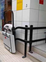 Plataforma salvaescaleras modelo V65 instalada en las oficinas de hacienda de Alicante