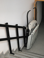 Plataforma salvaescaleras modelo V65 instalada en la universidad de Alicante