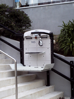 Plataforma salvaescaleras modelo V65 instalada en las oficinas de una administracin pblica de Barcelona