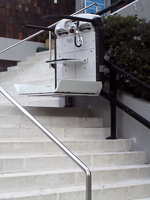 Plataforma salvaescaleras modelo V65 instalada en las oficinas de una administracin pblica de Barcelona