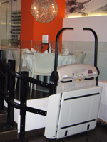 Plataforma salvaescaleras modelo V65 instalada en un conocido restaurante de Benidorm