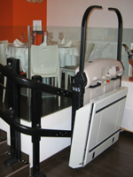 Plataforma salvaescaleras modelo V65 instalada en un conocido restaurante de Benidorm